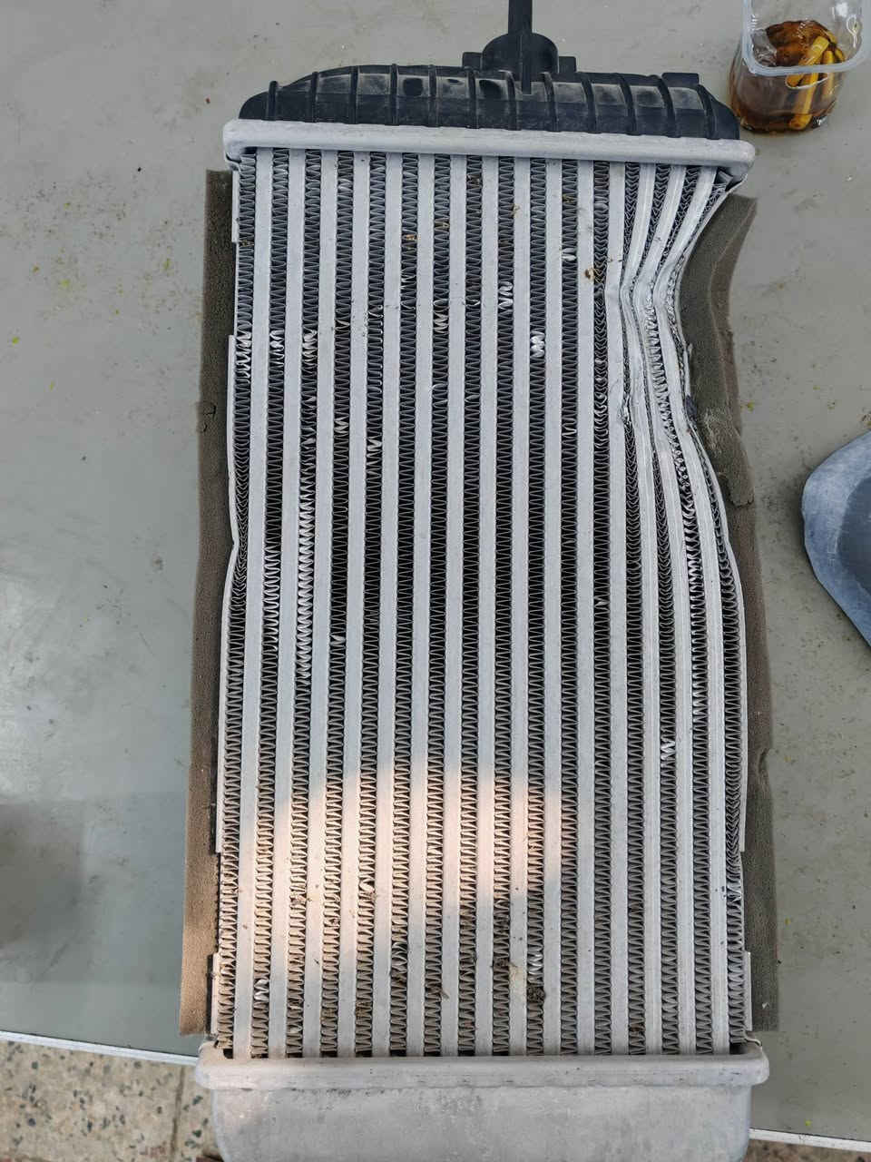 سلام عليكم شلونكم اخوان عندي هاي الراديتر للبيع مال سورنتو 2500 تيربو جديد كلشي مابي نضيف كلش زرف مابي وشرط الفحص الي يريده موجود مكاني بغداد الشعب يم اسواق المركزيه ***********
