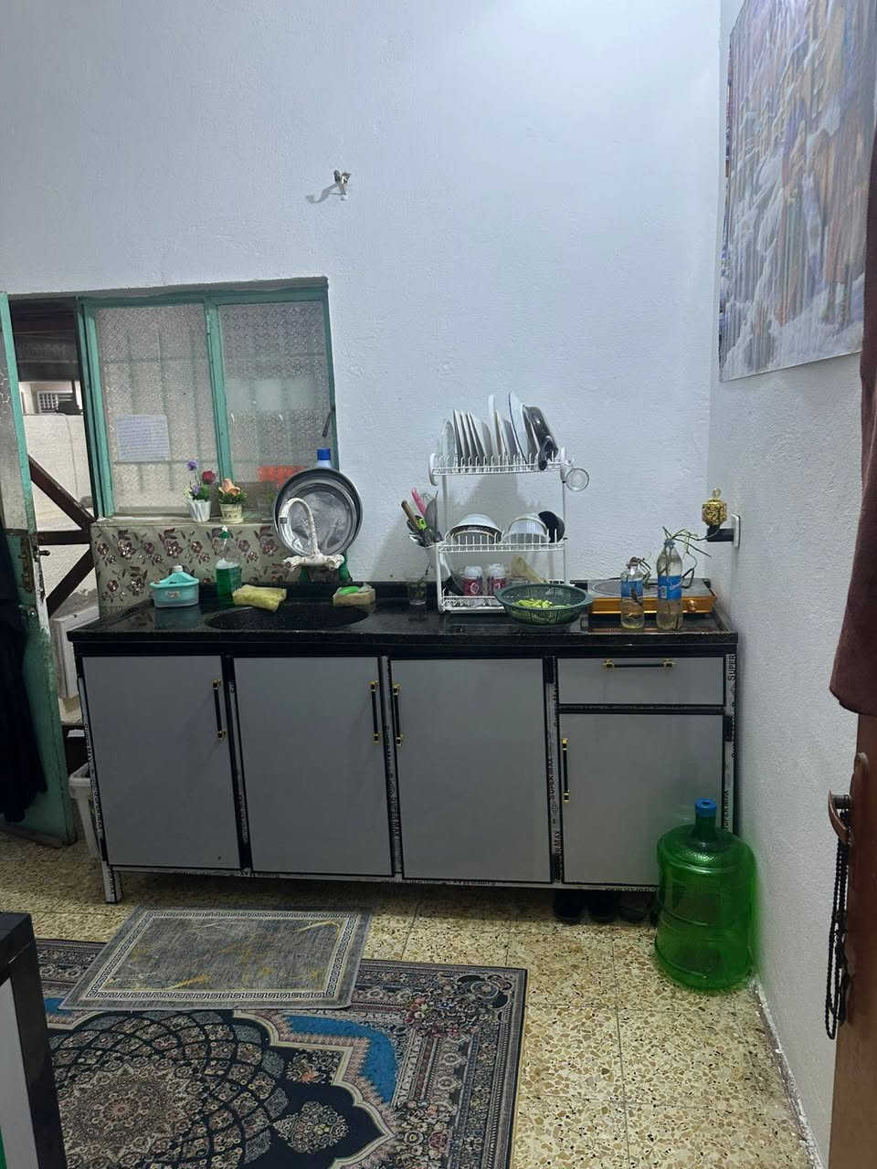 السلام عليكم مشتمل للبيع 100متر مربع ركن ع شارع رئيسي وفرعي يتكون من غرفة نوم وهول ومطبخ واستقبال والمنطقه مخدومه بالكامل موقعه نهاية شارع المرور قرب حسينية قمر بني هاشم المشتمل نظيف ومرتب  للاستفسار الاتصال على الرقم ***********
