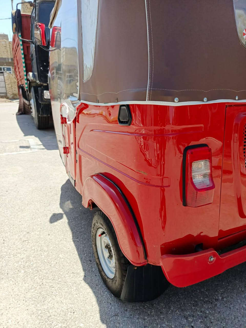 السلام عليكم 
تكتك للبيع  22 شهر 11 رقم وسنويه واسط محرك كفاله ولكشر نضيف 
***********
