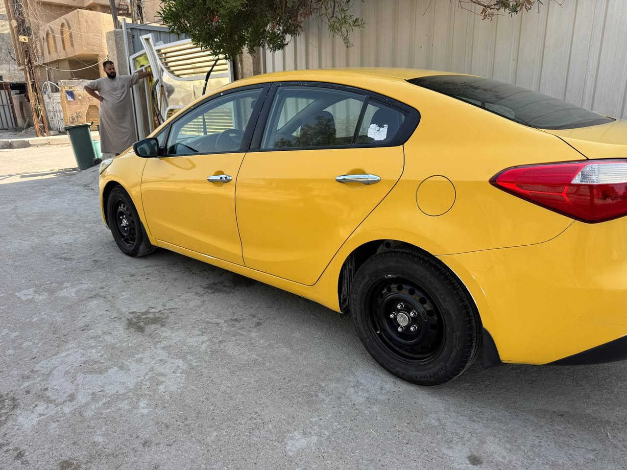 السلام عليكم للبيع كيا سيراتو مديل 2014 وارد خليجي كفاله عامه من ضربه وتبديل موصفات تحكم داخل شاشه سنويه لغاية 30 مصفره هيه وغرمات هزه جديده السياره جديده حيل وجاهزه واي نقص مابيه كير مكينة١٦٠٠ يعني انسه الصرف  حداديه تخم تاير تبريد ثلج السعر 108 لاستفسار اكثر لاتصال *********** مكاني بغداد
