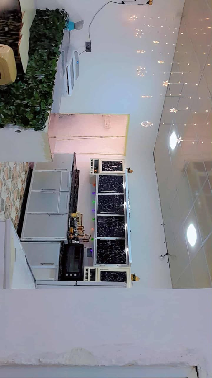 بيت 200 م. بحي الامين الثاني قرب مجمع الأمير السكني
غرفتين وصاله ومطبخ حار وبارد  ومجموعه صحيات داخليه وخارجيه
.تبليط وخدمات كامله مشمول بتطويب

***********     السعر مناسب /ويرهم مراوس بقطعه أو بيت بحي الامين. مع الفرق
