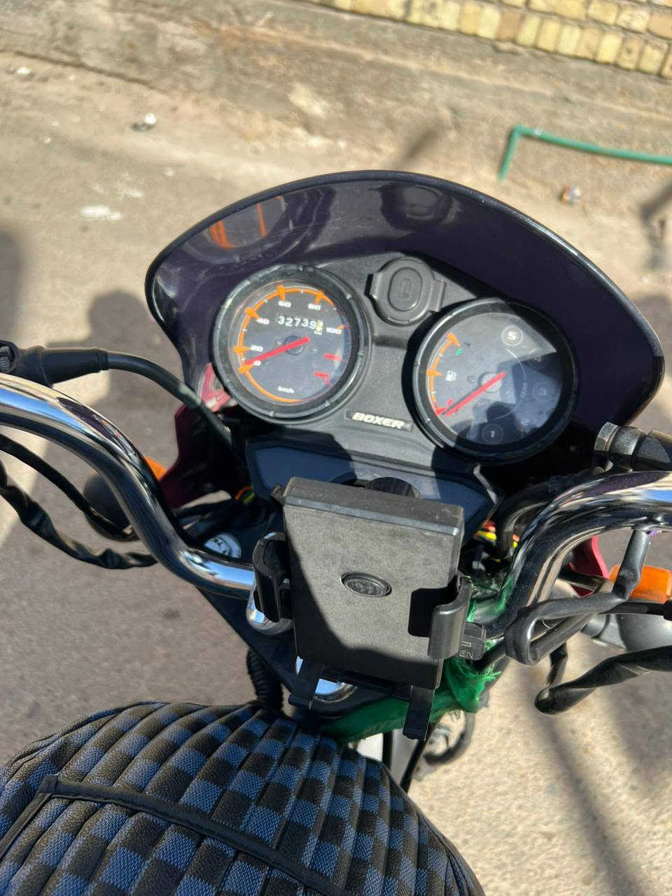 السلام عليكم شباب دراجه بوكسر 2021 شهر 12 مرقمه تحويل ثاني يوم دراجه كله كامله وجديده تايرات جدد كهربائيات مكفول 
مكينه نضيفه بس نقصه قبق باتري موجود هم بس لاستيكه يراد عنوان مدينه الصدر بغداد ‏‪***********‬‏
