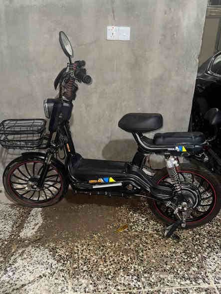 السلام عليكم،،
دراجه شحن موديل ٢٤ شغاله نظيفه جدا ،
نقص بطاريات فقط،وشاحنه،، 
السعر ١٠٠ الف بيها مجال، 
مكاني الأمين الثانية.
الاتصال على الرقم ***********
