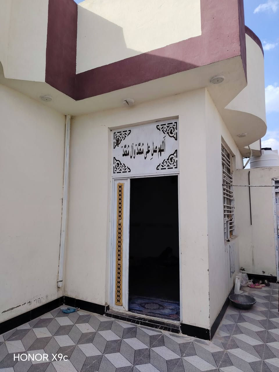 بيت للبيع مساحه 200متر يحتوي علا قرفتين وصاله وستقبال اصحيات. 
داخل البيت وخارج بيت جدي وجاهز لسكن متوفر ماء كهربا وقريب عله شارع كربله 

بناء طابوك وصب كونكريت فوق وجوا لساس سعر 50وبي مجال بيت كامل شقل درجه وله. لستفسار رقم ***********

***********
