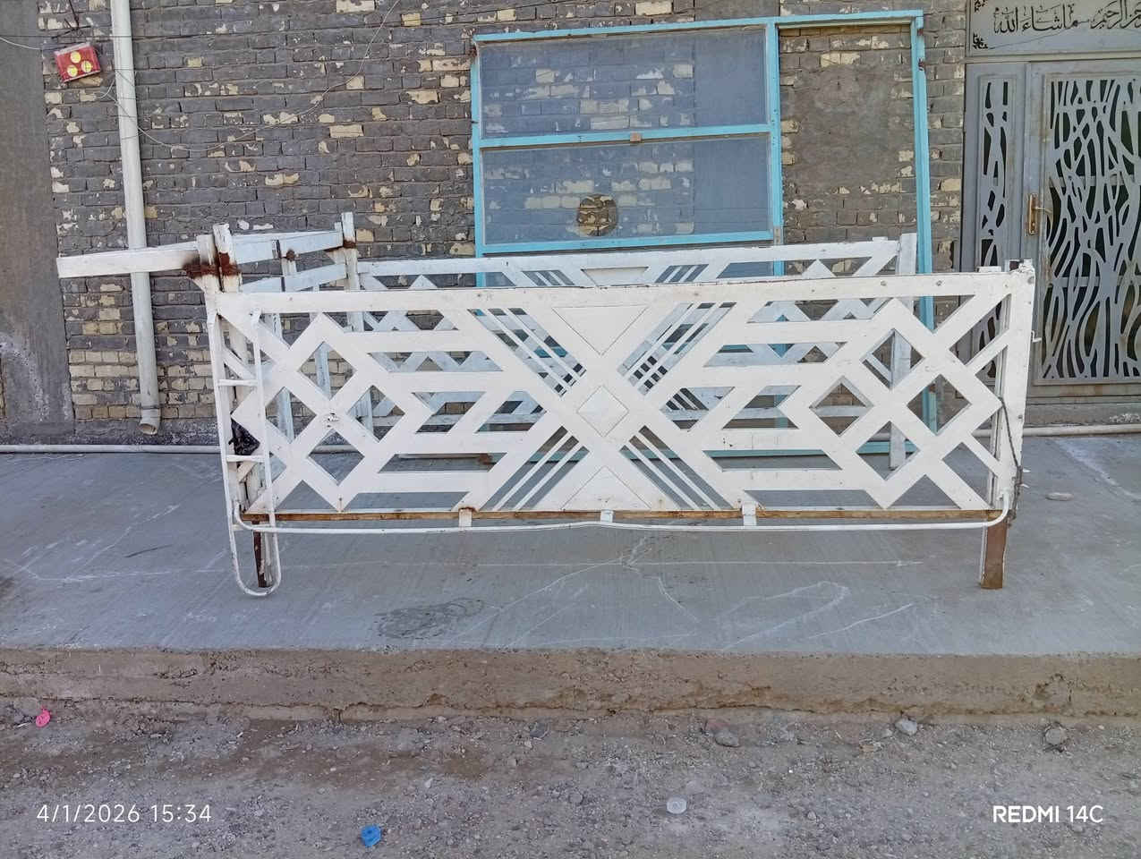 السلام وعليكم محجر للبيع محور نثيه السعر 500 الف وبي مجال بسيط مكاني بغداد حي العامل رقم التلفون ***********
