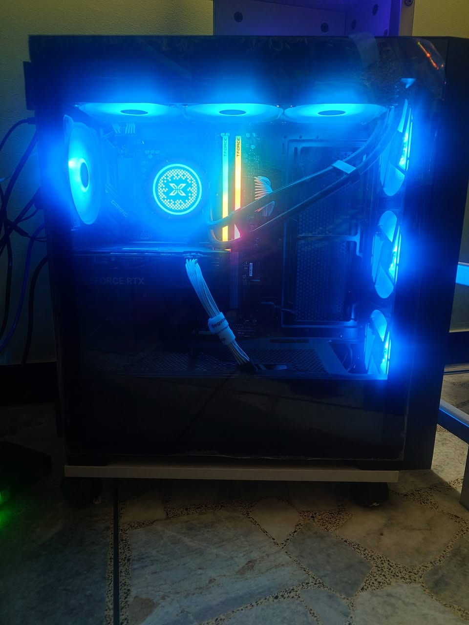 تجميعة للبيع استخدام قليل جدا ..
Cpu :  R7 9700x 3.8ghz up to 5.5ghz

Gpu: gigabyte 4060ti 8gb oc 

Storage: m.2 samsung 999 pro with heatsink gen5 1t

Ram: 2x16 gb 6000mhz ddr5 teamgroub rgb

M.b : gigabyte x870 gaming wifi6

Ps: segotep gm750 gold

Cooler : liquid cooler 360mm 3fan

السعر 1500000
مكان بغداد حي الجامعة 

واتساب ***********

