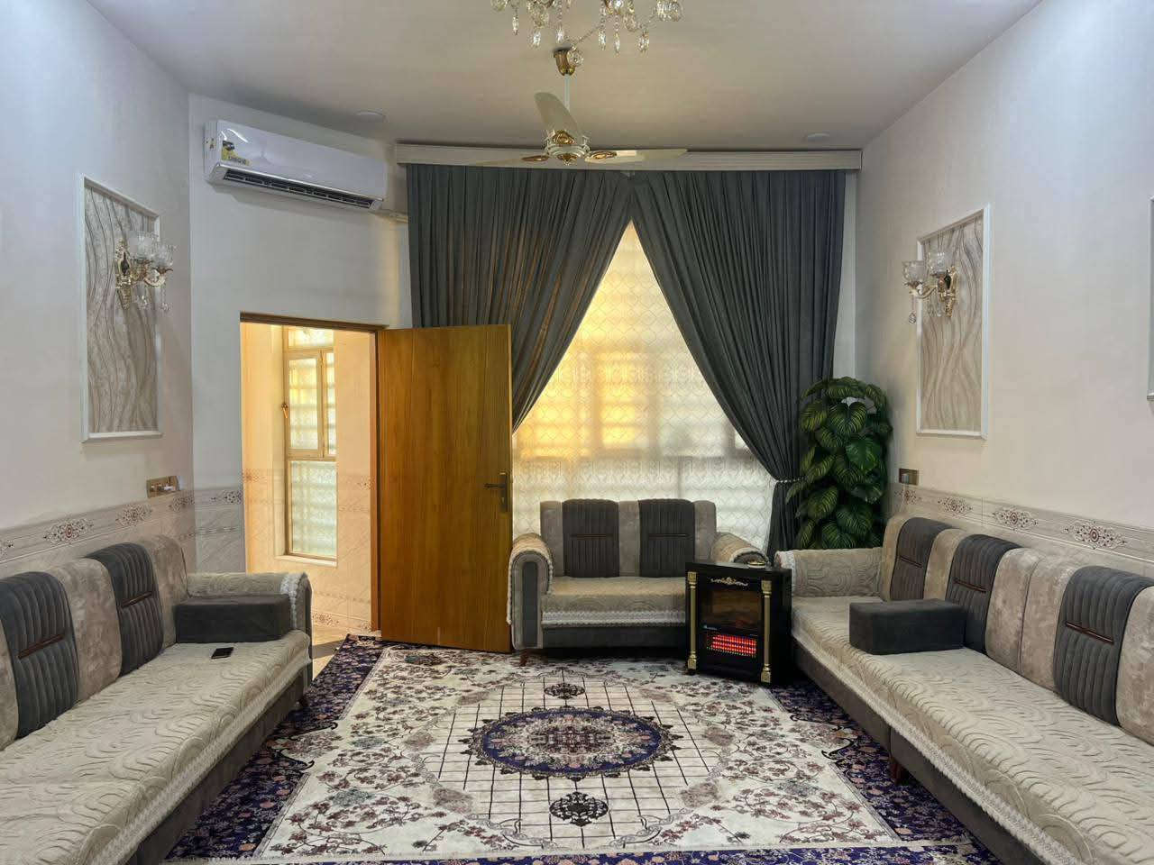 السلام عليكم
  دار للبيع مكان مميز جدا 
طابو زراعي سند25 
نوع البناء //طابوق السقف صب كونكريت تنفيذ ومتابعته مهندس مدني
تحويل البيت ثاني يوم بعد الشراء
العنوان / /بابل المدحتيه 
حي علي قماره والخروج حي الحوراء شارع حسينية عبد الخضير 
ركن على شارعين 
بناء حديث 
عرض الشارع ٨متر
المساحة//٣٤٠متر 
الواجهه //١٣/٥×١٤/٥متر
قريب على التبليط جدا 
خدمات كامله من ماء وكهرباء وتبليط ومجاري خارجيه
السعر/١٧٠وبي مجال
تفاصيل البيت
استقبال 
صاله كبيره 
عدد الغرف ٢
مطبخ حار وبارد
طارمه كراج سياره كبير
حديقه
منور خلفي وجانبي 
مجمع صحيات داخليه وخارجيه
البيت موقع حلو وجيد جداً 
للاستفسار
مراجعة  مكتب دلالية وائل الهندي 
***********
ابو علي*********** 
مكتب دلالية وائل الهندي بابل المدحتيه الحمزه الغربي ع شارع 60 قرب سلوان ابو الكاشي مقابيل فرع علي قماره
