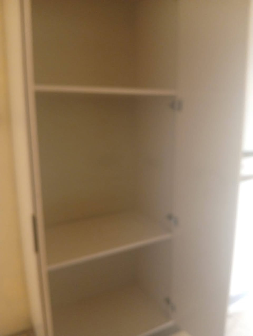 السلام عليكم غرفه تركيه 7قطع نجاره الاصليه  القويه + الفراش  صارلي اسبوعين من ماخذه  اخت  الجديده بعدها بل لايلون شخط ما بيها بل حقيقه احله من الصور معروضه ب  مليون و 200 وبيها مجال الله شاهد بعدها جديده بل جيس الرقم ***********
