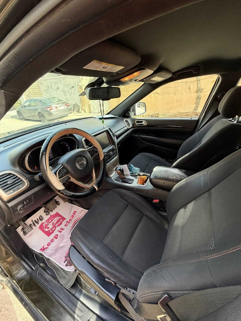 جيب موديل ١٨ الون زيتوني السياره كانت معوقين  وحاليا   حره تحويل مباشر باسم المشتري للأستفسار اكثر  ***********
