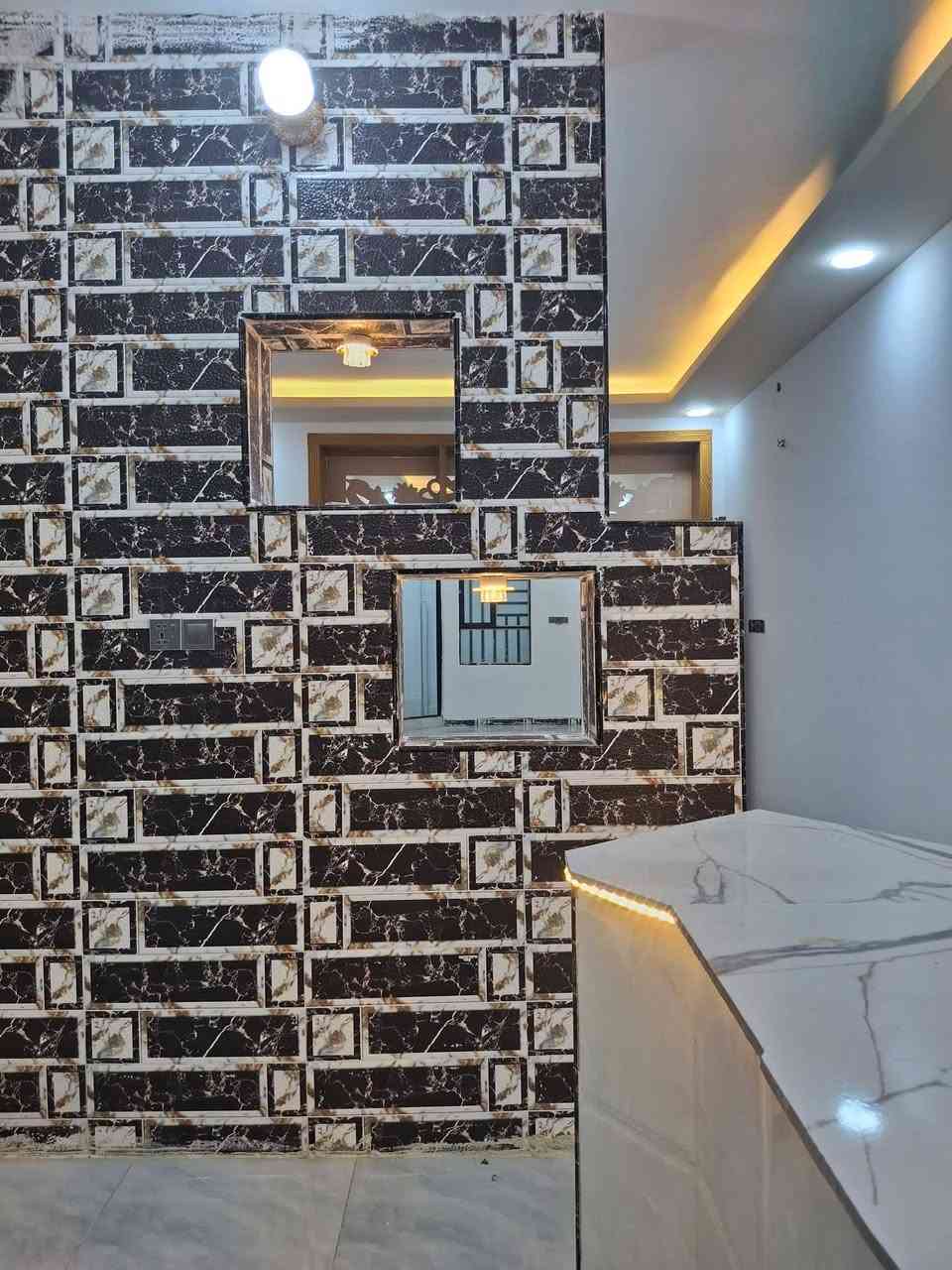 **عقار للبيع في النجف الأشرف - مقابل  قرية الغدير عمود 282**
**التفاصيل:**
- الموقع: مقابل قريه الغدير خلف بانزينخانه انوار الغدير عمود 282، قريب من السوق
- المساحة: 100 متر جاهز للسكن 
- السعر: ٤٨مليون دينار عراقي مع المجال
- البناء: طابوق، أساس وسقف كونكريت
- الأرضية: بورسلين
- السقوف جبس 
- أبواب: صاج درجة أولى
- مواصفات البيت:
 - استقبال
 - 1 غرفة نوم
 - صالة
 - مطبخ
 - حمام (صحية)
 - مكشفة
- الخدمات المتوفرة:
 - سوق قريب (100 متر)
 - ماء اساله خطين 
 - كهرباء + مولد
 - شوارع مبلطة
 - شارع عرض 10 متر
 - مدارس قريبة
**الرقم للاتصال:**
***********
واتساب او مراسله الصفحه
