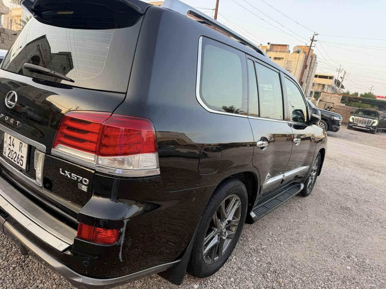 السلام عليكم لكزس موديل 2015 رقم بصره
السياره مكفوله فقط قبق الجنطه الخلفي الاعلى مقسمه براغيه 
فول موصفات داخل قرميدي 
السعر 4 شدات و 30 وبيها مجال بسيط 
الاستفسار 
***********
