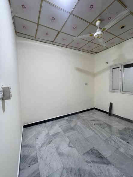 شقه طابق اول للأيجار 
في ( الجنينه ) 📍
المساحه :  80 م 
يحتوي على :  غرفه + صاله + مطبخ +  صحيات
المواصفات :بناء حديث + موقع جداً مميز + 
ماء وكهرباء مجاني

سعر الأيجار : 400 الف 
للتواصل : 
***********
*********** 
***********
