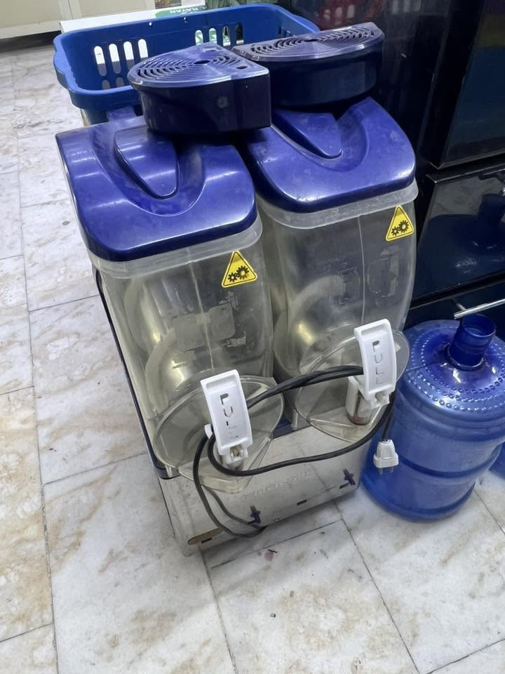 مكينه ازبري هوسك اصلي مستعمله بسعر ٩٠٠ الف شامله عطر توت بطل و عطر برتقال بطل و ٣ علب صبغ احمر توت و ٣ علب صبغ برتقالي و ثعلبيه كيس كبير *********** المحمودية
