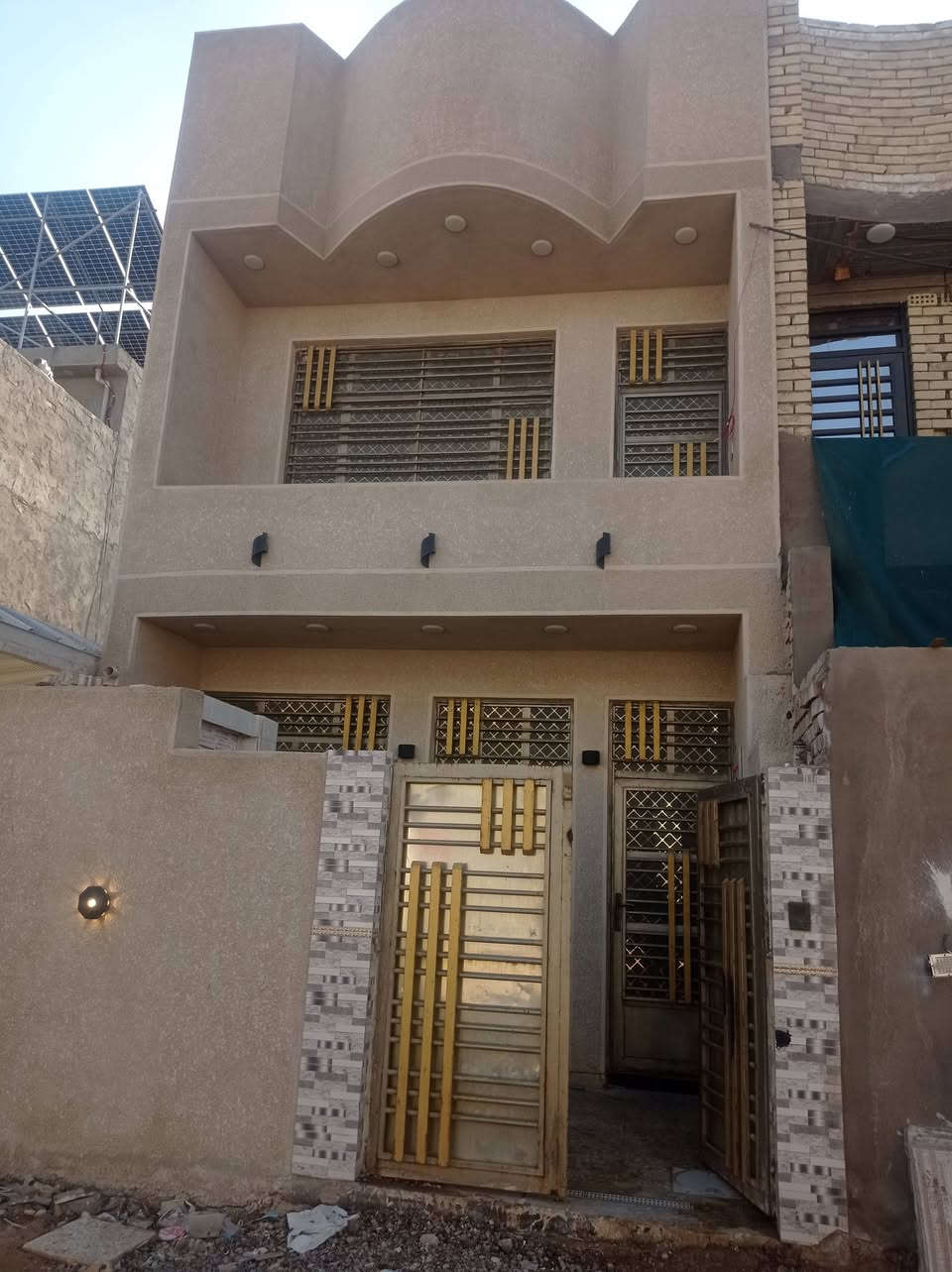 السلام عليكم بيت للايجار بسكينه الزراعي ثلاث غرف نوم واستقبال وصاله طابقين وحمامات ثنين  ومدخلين كامل من كشي تجي وتكعد للتواصل ***********
