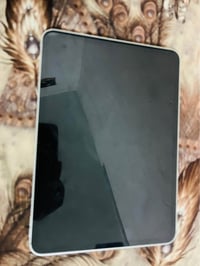 آيباد برو M4 • ١١ انش • بطارية ٩٠٪