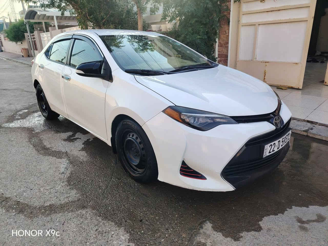 سلام عليكم للبيع كورلا 2017  مواصفات ال اي ابيض ثلجي داخل وخارج سياره جدا نضيفه داخل لونين سياره بيها باب واحد صبغ سونار موجود بلمنشور سعر 135 وبيها مجال مكاني كلار اسفسار اكثر اتصل ***********
