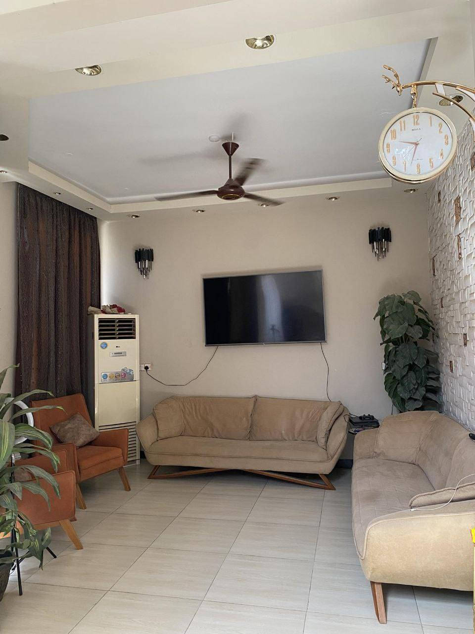 🏡 بيت للبيع – حي الصحة / شارع المحولة

📐 المساحة: 100 م (واجهة 10 × نزال 10)

📅 بناء حديث 2023 – حجر داخل البيت (أغلى نوعية)

🔹 تفاصيل البيت:
الطابق الأول: غرفة نوم + مطبخ + كليدور مفتوح على الصالة + صحيات.
الطابق الثاني: غرفتين نوم + كليدور + بلكونة + سطح.
يباع مع الأثاث أو بدون أثاث.

🚪 المداخل:
البيت موقعه كلش مميز وله مدخلين:

صاير بلوسط اله مدخلين كلش مميز 
من شارع ٦٠ يم ابو صفاء هذا مدخل اول

ومن الكورنيش الفرع الي قبل مارينا المدينه المائيه شارع المحوله هذا الثاني 

.
🔸 الشارع عريض ومُبلط.

.
📞 للاستفسار:

 ***********
