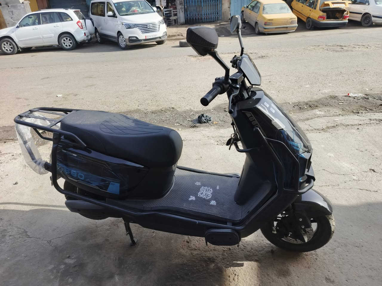 دراجه البيع
قبل يومين اخذتها
جديده زيرو 

اريد ابيعها لان عندي معامله ترقيم 
سعر ٩٠٠ 
مكاني الشيخ عمر 
رقم ***********
منار
