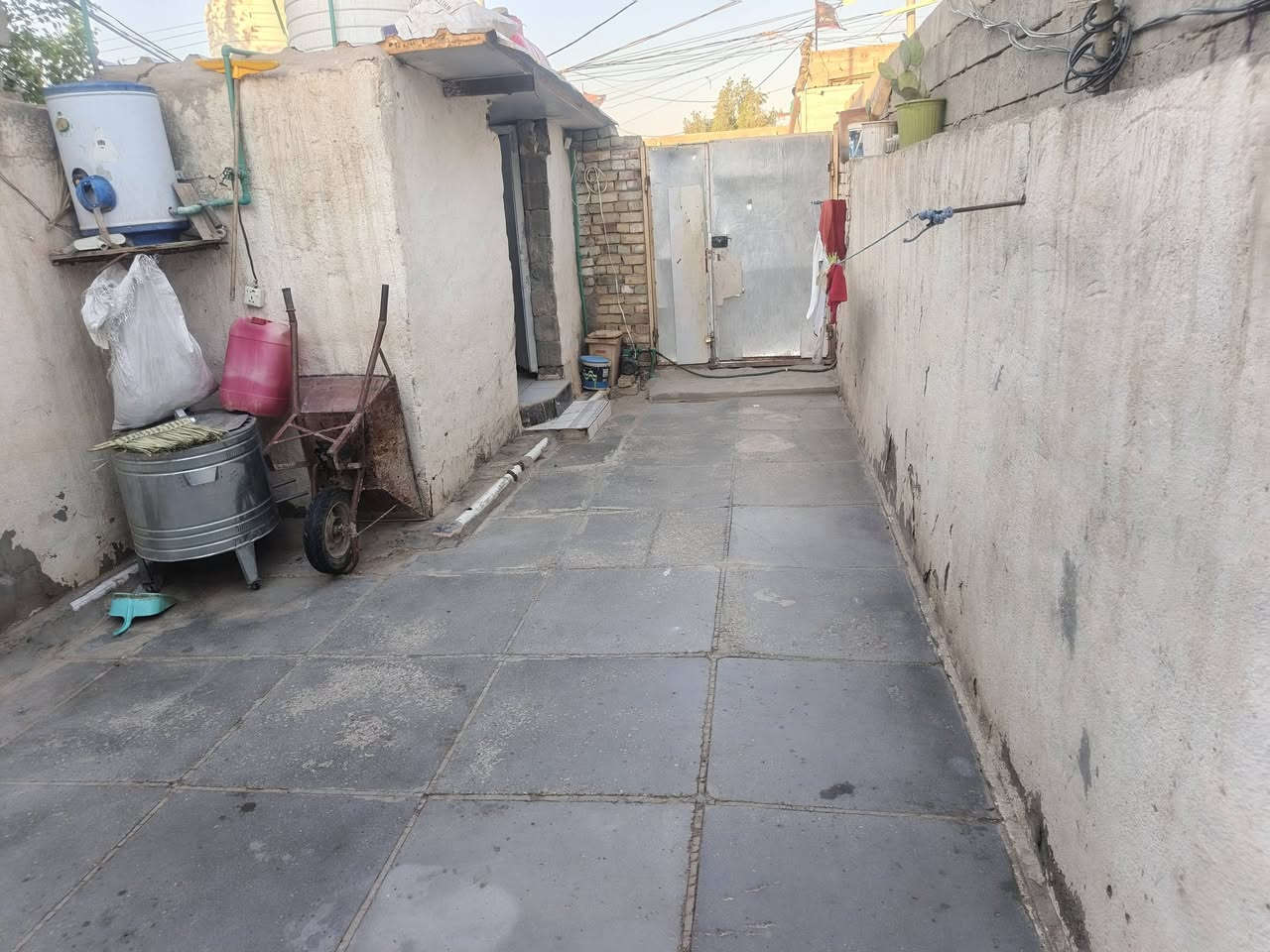 السلام عليكم بيت زراعي مقابل شارع لمستشفى خلف معمل الثلج الخط الثاني مساحه 125 واجهته 5 متوفر ماي وكهرباء وتبليط 
للاستفسار ***********

