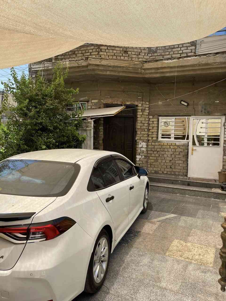 سلام عليكم بيت لبيع حي الجامعه شارع الكهرباء مقابل جمعيه النسيج مساحه 100 متر بل سند بس هوه 105 ثلاث طوابق 5 نوم 3 حمام مدخلين صاله ومطبخ كراج سياره وحديقه صغيره ومقابيل البيت تشجير مساحه 600 متر حديقه مزروعه حمضيات وتين ونخل كلش حلوه البيت نقصه واجه فقط السعر خاص أول الاتصال ***********
