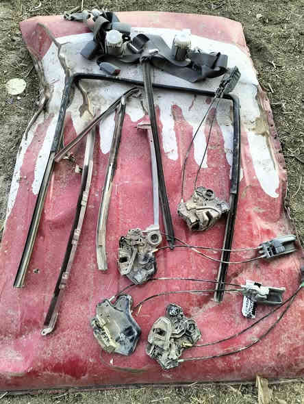 السلام عليكم ورحمة الله وبركاته
غراض فلاونزا للبيع تفصيخ 
***********
سايد ابريك
احزام امان عدد ثلاث 
اقفالة باب عدد اربعه كاملات 
باب امامي ايمن 
باب خلفي ايسر 
فرشه ارضيه كامله لون رصاصي 
دواسات باب عدد اربعه 
ضفائر عدد ثلاث واحده كبيره 
ربل بيبان عدد اربعه 
ربل قماره داخلي كم قطعه 
هيكل قمارة فلاونزا 2010
