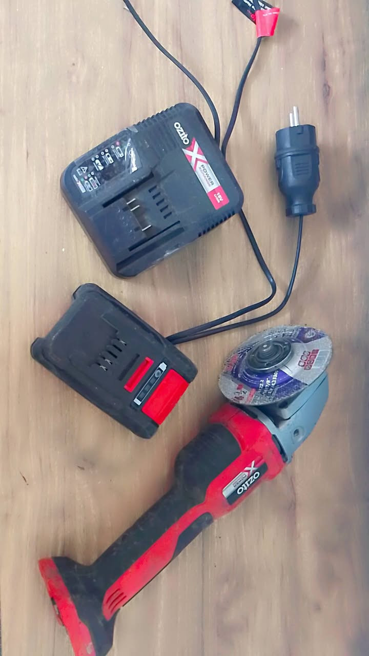 كوسره شحن للبيع  جديده استخدام قليل جدا باله الماني العنوان جكوك
***********
