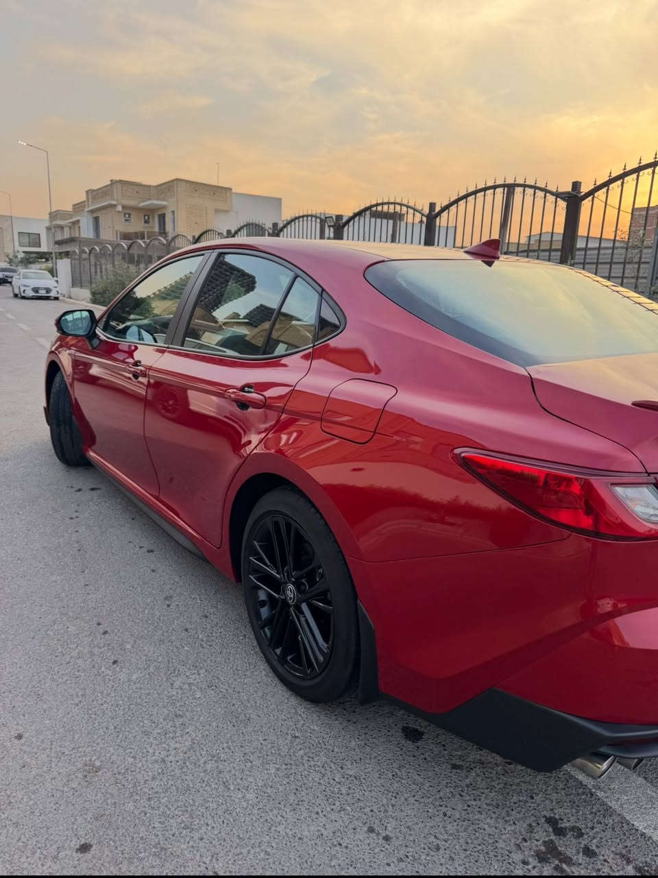 كامري هايبرد ٢٠٢٥ للبيع مواصفات SE بلاك ادشن 
السيارة نظيفة جداً ماشيه ١١ الف ميل نص فول ، بصمة وشاشه وكاميرة ورادار امامي وتوقف ذاتي وتحديد مسار وحساسات جانبيه بالمري وشاحن وايرلس وتحكم ستيرن جهتين وشفتات بالستيرن و ٣ وضعيات قيادة وكراسي جلد وكهرباء وقطعتين تبريد وبلوجكترات اماميه محرك ٢٥٠٠ و ٤ سلندر  السيارة بدون صبغ بدون ايرباك حادثها جاملغ خلفي وحافة الصندوق راجعات بارد ونص الدعاميه صبغ فقط ، السيارة بأسمي مكانها بغداد / حي العدل 
السعر ٢٣٣ وبيها مجال للاتصال ***********
