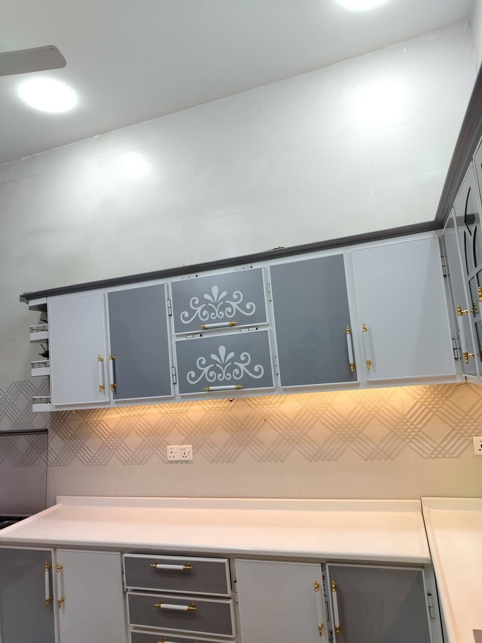 سلام عليكم كامنتر للبيع نضافه 100% كامل هو وسنگ مرمر 
 السعر او الستفسار: 
رقم: ***********
واساب او تصال
