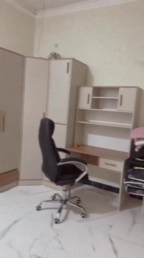 سلام عليكم غراض بيت للبيع لغرض الشيله.      كورنر3متر امريكي نظيف جداً استخدام قليل سعره 450وبي مجال بسيط. كاونتر 4متر مع السنك مرمر كوارتز داخل المنيوم وخارج HDFسعره مليون و150وبي مجال بسيط
كرسي اطفال استخدام قليل سعره25
غرفه نفر مثل ما موضح بالفديو كلش جديده اي عيب مابيها سعرها450وبيها مجال بسيط 
غرفه نوم نفرين مثل ما موضح بالفديو 8قطع جديده جدا استخدام قليل اي عيب مابيها سعرها800بيها مجال بسيط 
سرير اطفال ماخذته من بيت النونو ب180الف ابيعه ب75وبي مجال 
الاسعار بيها مجال بسيط والله شاهد. مستخدمه قليل ونظيفه مكاني بغداد التاجيات قرب الكاظميه للتواصل خاص وهذا رقم تلفون ***********

