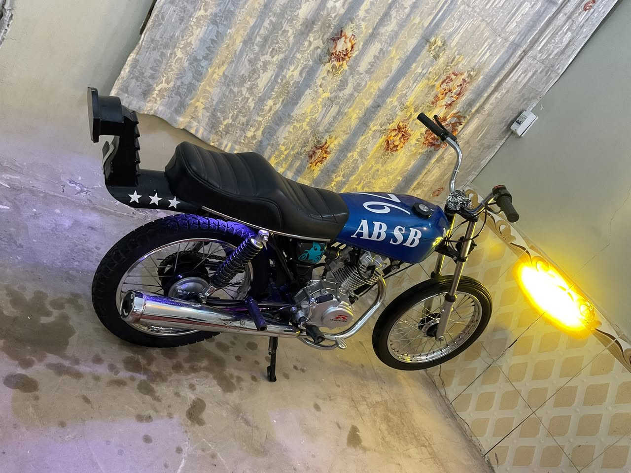 سلام عليكم أربعه كير لبيع  اصولي وكيلها لعارضي   شاصي 20 تعمير 26محرك رابيدو السعر  850وبيها مجال قليل لشراي يجي خاص أو ينتصل هاذه رقمي ***********
