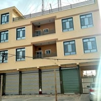 يوجد شقة للايجار طابق اول كامل...و يوجد محل للايجار .السعر اتصل على رق...