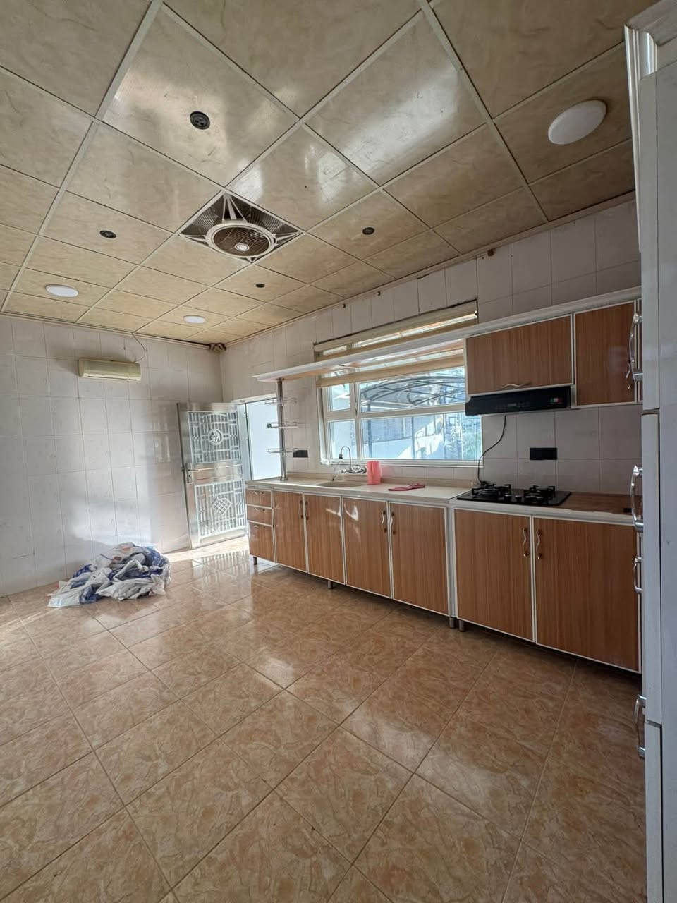 منزل للبيع في أربيل مجمع المهندسين 200م
يتكون:-
3غرف
أستقبال
صالة
مطبخ
مجموعة صحيات 
للاستفسار:-
***********📞

