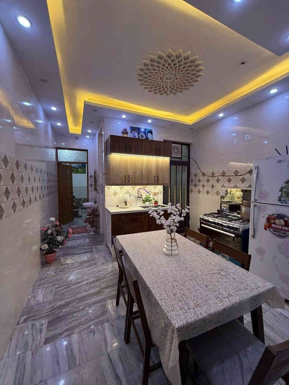 السلام عليكم/ مشتمل للبيع في شعب يم مطعم محمد الكردي/مساحه!80.واجهه!4 .نزال 20 تفاصيل البيت/ طرمه صغيره/ يحتوي على مدخلين/استقبال/حولي/خدمات / او منور / فوك جوه يحتوي على ثلاث غرف /مرمر ارضي / كامل لموصفات/ نقوش تركيه/ مكتب شعب للعقار/ الهاتف اتصال***********وتساب ***********
