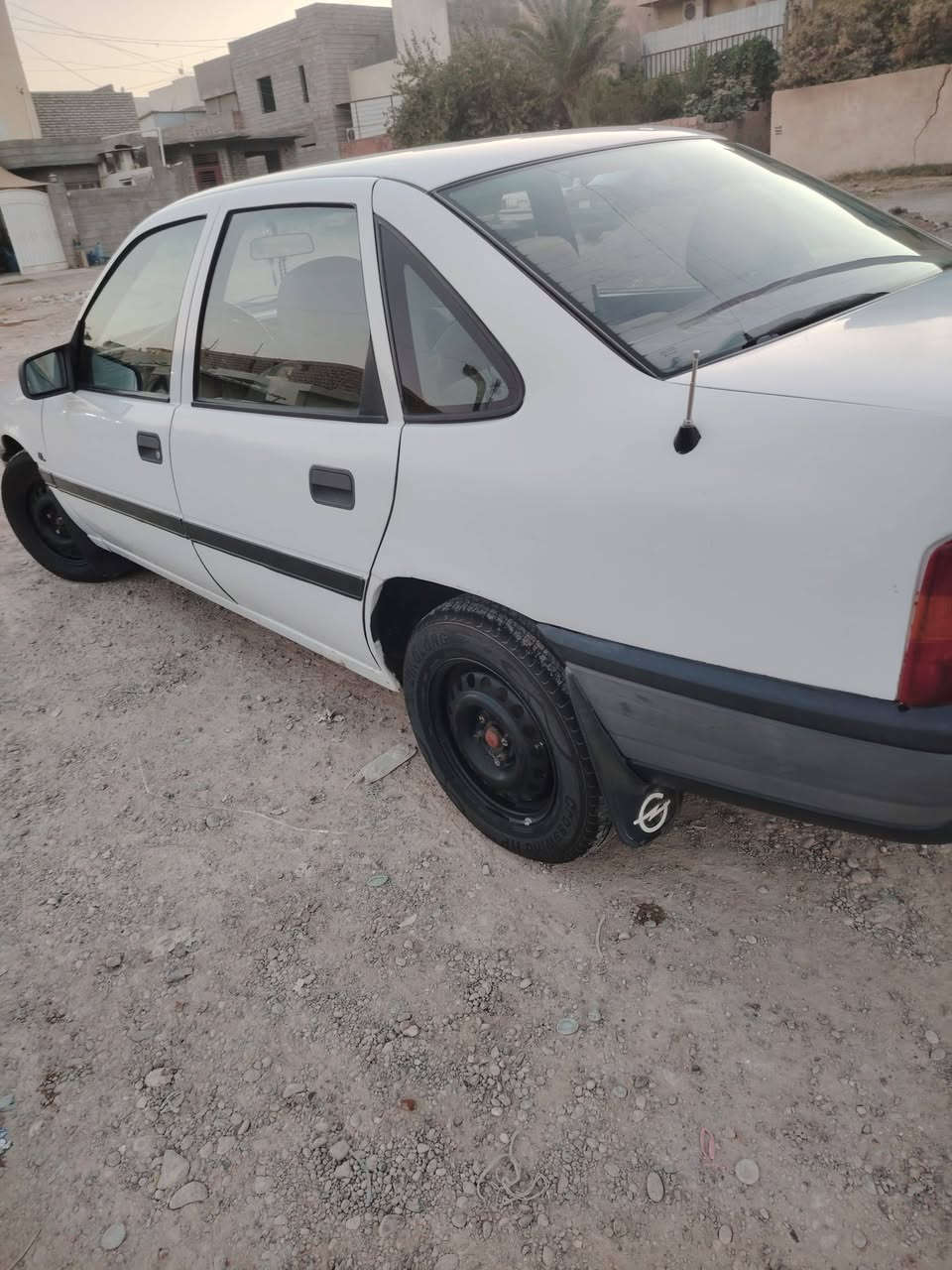 السلام وعليكم للبيع اوبل فكترا موديل 1992 رقم بغداد دولي بسمي بلادية من الدعامية للدعامية بدون قطرة صبغ محرك 16 كير عادي مكفولات محرك والكير صدر امامي وخلفي جديد تخم تاير مواصفات فتحة باور استيرن سنتر لوك مع ريمونت 
السعر 50 وبيهة مجال بسيط 
مكاني سامراء 
***********
