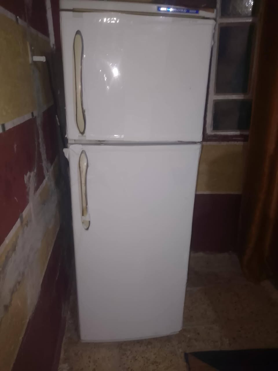 ثلاجه للبيع  ع شرط تجي تشغله وتفحصه وتاخذه ونطيك بيه ضمان ثلاجه كشره نضيف كلش سعر 100 وبيه مجال عنوان نجف شارع مدينه ***********
