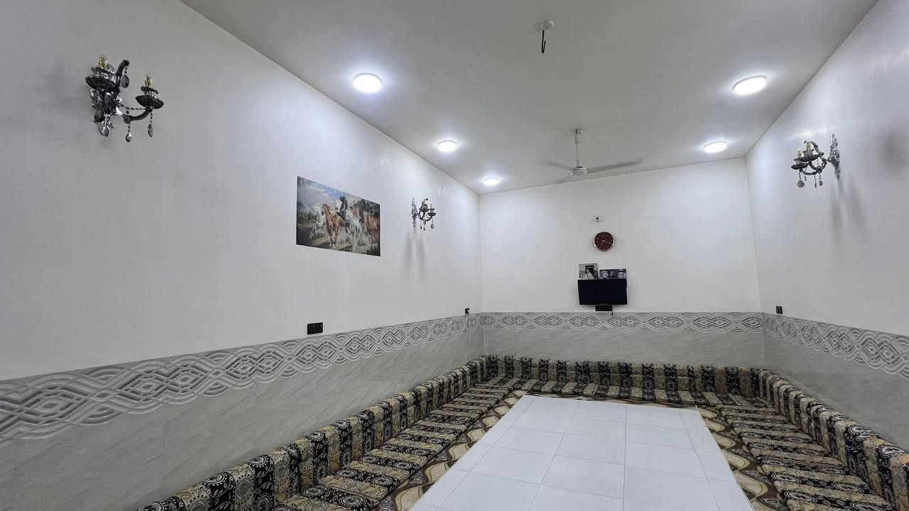 السلام عليكم
بيت للبيع مساحه 400 متر 
بناء 240 متر + قطعة 160 متر حديقة
يحتوي البيت على غرفتين
صالة داخليه وصالة ضيوف 
مطبخ. استقبال 
صحيات داخليه وخارجيه 
بيتونه 8*4

#مجمع صلاح قبل البيت الاحمر مقابيل المستشفى للاستفسار الاتصال على الرقم او مراسلة الحساب

***********

