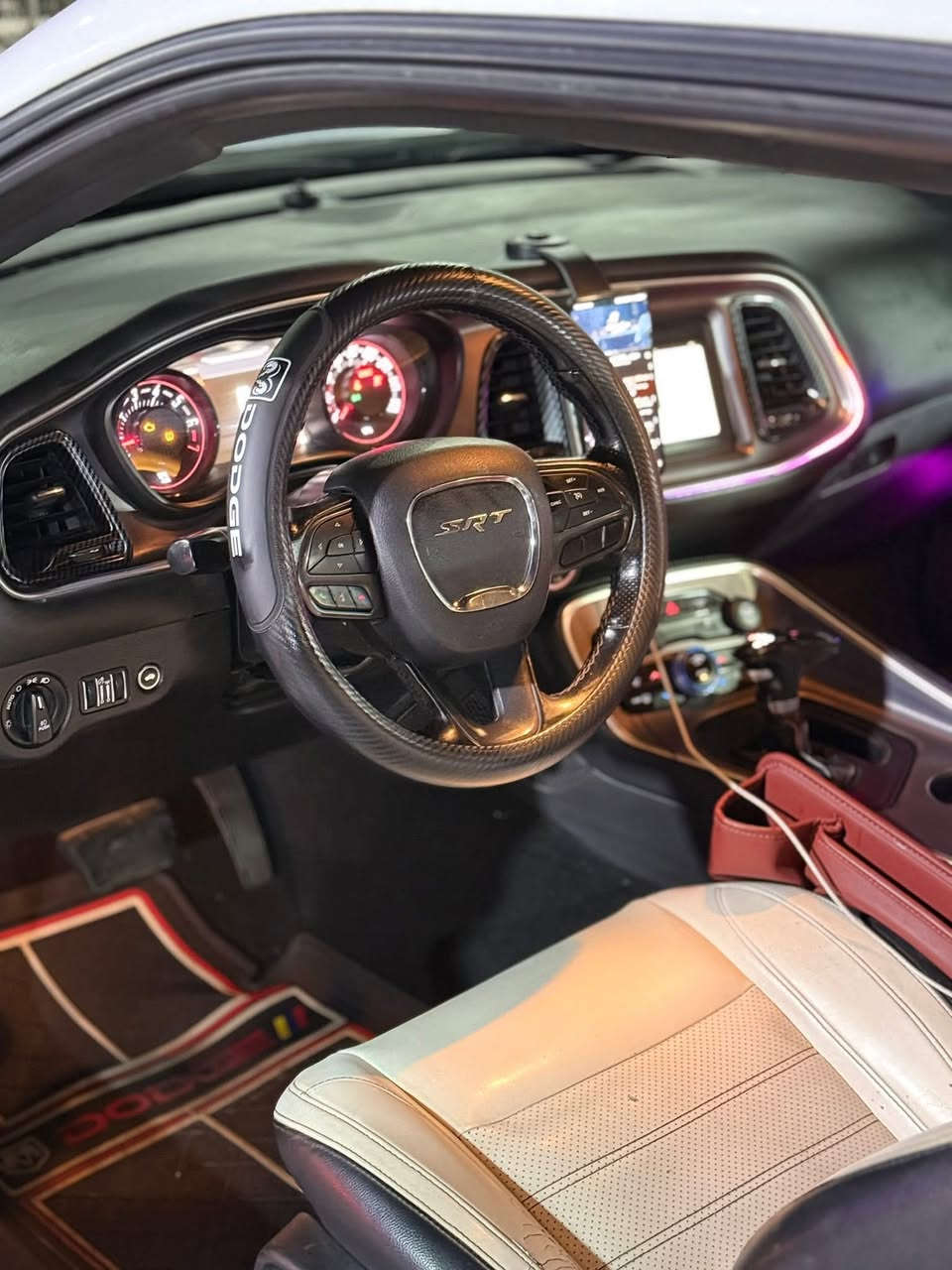 سلام عليكم 
للبيع دودج تشالنجر 2020 V6 SXT 
مواصفات السيارة :- 
1- تو ويل 
2- محرك 3.6 كير 8 نمر اكسل وكاردن ومكينة وكير بشرط كفالة 
3- برمجة مفتوحة الفصلة 
4-شاشه 
5-كاميرا دوارة 
6-بجم هيلكات محدث بنيد SRT , دفيورز ودوسات ولحاية 
7- داخل جلد ابيض مختم SRT والدركة كذلك SRT ( داخل كله لدات متغيره جميع الالوان 
جديدة وجاهزة ع اخر حبة 
حادث السيارة جاملغات ثنين مصلحات وبنيد مبدل 
باقي السيارة مكفولة من الشخط ( بيها بارد باب الصدر بدون صبغ فقط بارد ) 
رقم السيارة سليمانية الدولي سنوية جديده شرط التحويل
185 وبيها مجال بسيط 
مكان السيارة بغداد 
اي تفاصيل واتس اب 
***********
