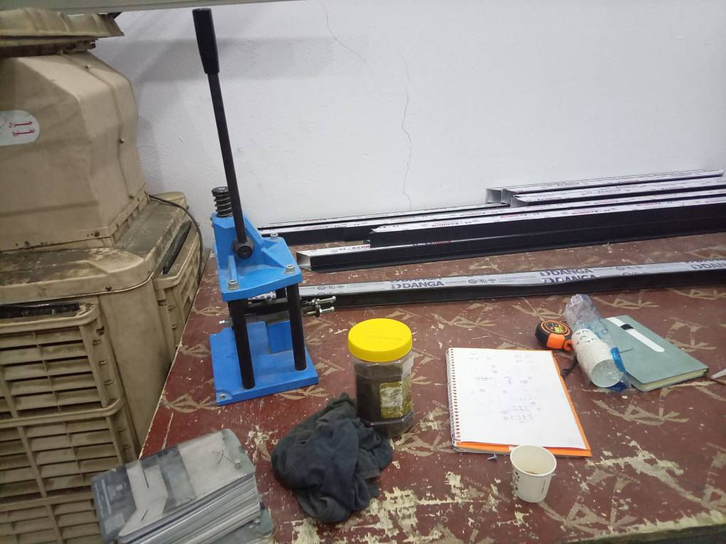 السلام عليكم معمل المنيوم كتر ومفرازات وثاقبة وميز عمل وميوزة المكاين وحمالات المواد وداكور الكتر
مكان بغداد سعر ٣ ملايين *********** واتساب او اتصال
