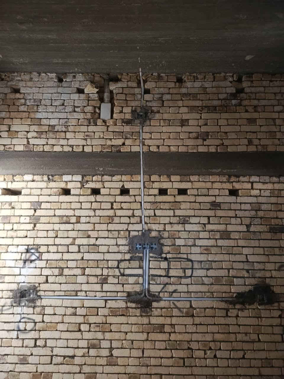 السلام عليكم عامل كهرباء اشتغل كص وحفر وتثبيت بوكسات وبواري واشتغل شبكه وعندي خبره بلتسليك مكاني بصره تنومه صالحيه هاذ رقمي وبلخدمه ***********
