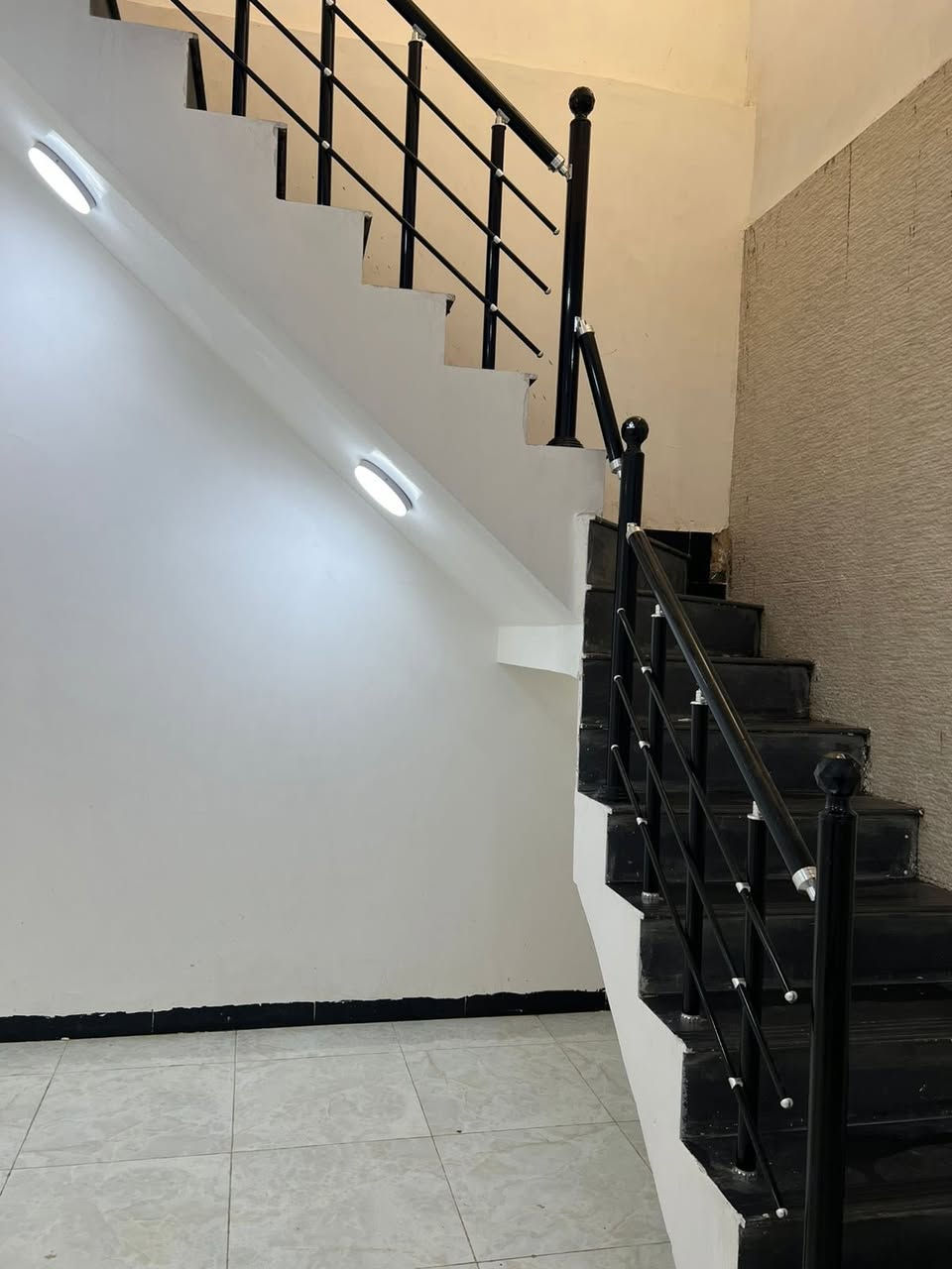 سلام عليكم منزل 🏠 مساحة 100 مترفي حي نداء منطقه 58 خلف شارع 60رقم العقار 58290 سند بأسمي المنزل الاساس  كونكريت والسقف كونكريت طابوك نهروان السطح شتايكر سيراميك هندي تأسيس الكهرباء وماء درجه أولى شغل جناي يتكون من غرفه ومطبخ وصاله واستقبال سند طابو صرف بأسمي للاستفسار ***********@إشارة
