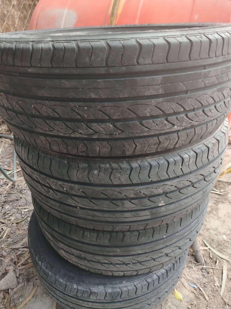 السلام عليكم اطارات للبيع القياس موجود بالصور نظيفات السعر٥٠
