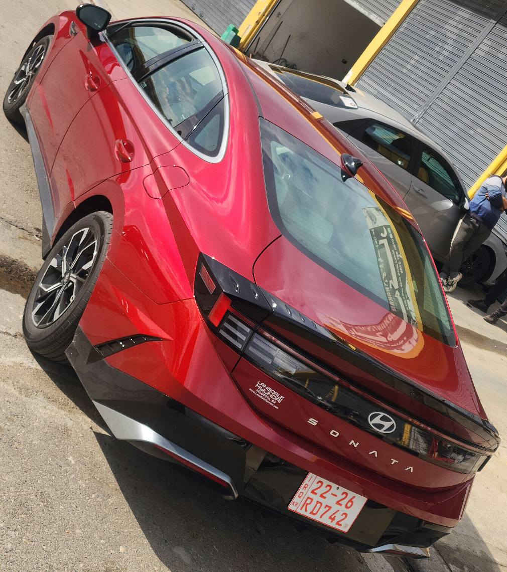 #سعر_مناسب_جدا_جدا_180ورقةومجال 
#Hyundai_Sonata_Sel_2024_Red_2_5 #vin_KMHL64JA8RA367905
#Mileage_10453_miles

سوناتا SEL 2024 - لون مميز (احمر دم الغزال)/وارد أمريكي / محرك 2.5/
كير 8 نمر
المواصفات:
• تشغيل عن بُعد
• دخول وتشغيل بصمة
•دجبول شاشات متصلة كبيرة ولمس مع سماعات ماركة براند
• نظام النقطة العمياء
• رادار أمامي + فرملة طوارئ تلقائية أمامي وخلفي
Apple CarPlay شاشة كبيرة تدعم•
• كرسي السائق كهربائي
• تدفئة للمقاعد الأمامية
• منافذ شحن خلفية
• الزجاج الأمامي (السائق + الراكب) دبل جام
• محرك 2.5 طبيعي - مرغوب
• كير 8 نمر - اقتصادي 
الحادث جانبي فقط جهة النفر كما موضح بالصور ورقم الشاصي مذكور علما بجم كبس وخلف  ماشية ١٠ الالاف فقط اخت الجديدة سيارة راقية بمعنى الكلمة من ناحية الشكل واللون و موصفاتها وبالعافية على الي تكون من نصيبه 🌹
 السعر ١٨٠ ورقة ومجال للطيبين
مكان دهوك
VIN: KMHL64JA8RA367905
للراغبين الاتصال على الخاص
 #دهوك #سوناتا #موديل2024 #مميزه دهوك, العراق


**إذا كنت صاحب هذا الإعلان وتريد حذفه لأي سبب، رجاءا أرسل رسالة إلى الدعم الفني**