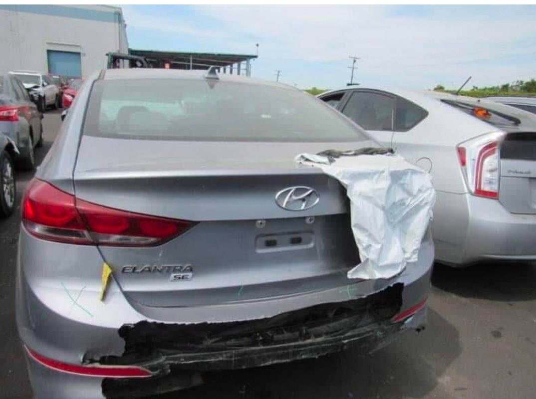 ‏سلام عليكم الانتره 17 أمريكي حادثة الدعامية خلفية فقط بدون ايرباك وبدون دواخل  سياره نضيفه جداً للستفسار  رقم ***********
