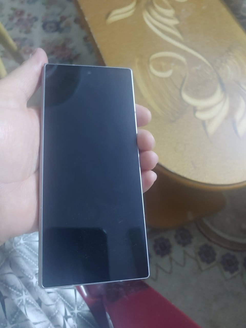 سامسونك فولد 6 ذاكرة 256 رام 12 النسخه الكوريه والتي تشبه الى حد بعيد التسخه العالميه نظيف جدا من غير ملحقات بيه بس الظهر جزء بسيط جدا اللون كاسح بسبب الكفر موضح بالصور والفيديو
السعر 750 الف قفل 
فقط الي يناسبه السعر يتصل على 
***********
