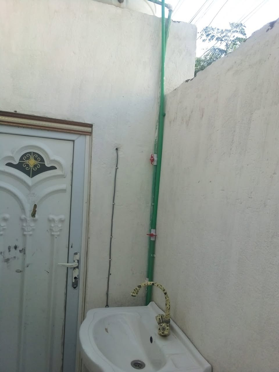 السلام عليكم
بيت مشتمل للايجار بلقبلة 

حي الجامعة 

يحتوي على غرفة منام 

صحيات 

ديوانية 

وصالة 

ومناور 

مال عائلة صغيرة مرتبة 

للاستفسار / ***********
