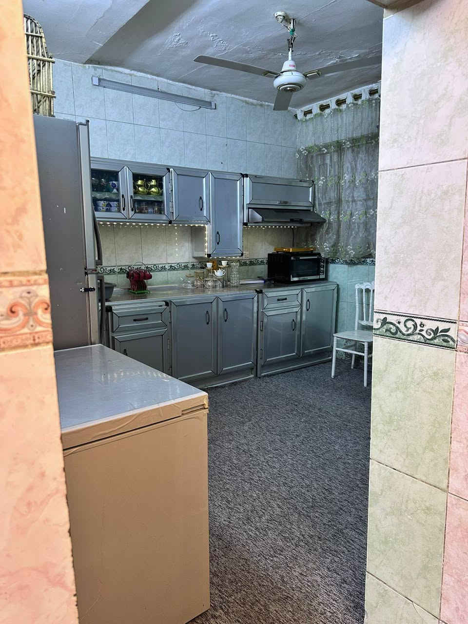 دار للبيع مساحة 144 متر طابقين مسلح الطابق الاول يحتوي غرفة استقبال و هول و مطبخ و غرفة نوم
الطابق الثاني يحتوي على ثلاثة غرف وسطح صغير

المطبخ و الغرفه الي بصفه عكادة باقي البيت مسلح 

مدينة الصدر قطاع 9 شارع الفلاح قريب ع الشارع

للاستفسار ***********
