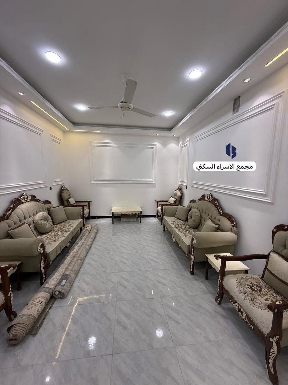 بيت للبيع في مجمع الاسراء السكني مشمول ب المبادره مع عقد مصادق من هيئة استثمار الديوانيه 

📍 المساحة: 200م  طابقين – موقع مميز جداً

🏡 تتكون من:

3 غرف 🛏️  | صاله| استقبال | مطبخ حار وبارد 🍽️

3 حمامات 🚽 | مخزن | منور | كراج 🚗 | حديقة 🌿

🔒 خدمات متكاملة:

✅ كاميرات مراقبة

✅ نظام سكيورتي عالي

✅ كيبل ضوئي – إنترنت

✅ مدارس حكومية – روضة – حضانة

  ✅مركز صحي حكومي
 
✅ قاعة مناسبات واعراس 

✅ اكبر مول تجاري في الديوانية
💳 نظام الدفع:

ع المبادرة بأقساط
📆 مدة الاستلام: من سنة إلى سنة ونصف

للأستفسار التواصل مع الرقم
***********

📌 *فرصتك* تملك فيلا راقية بسعر مميز ونظام سداد مريح
