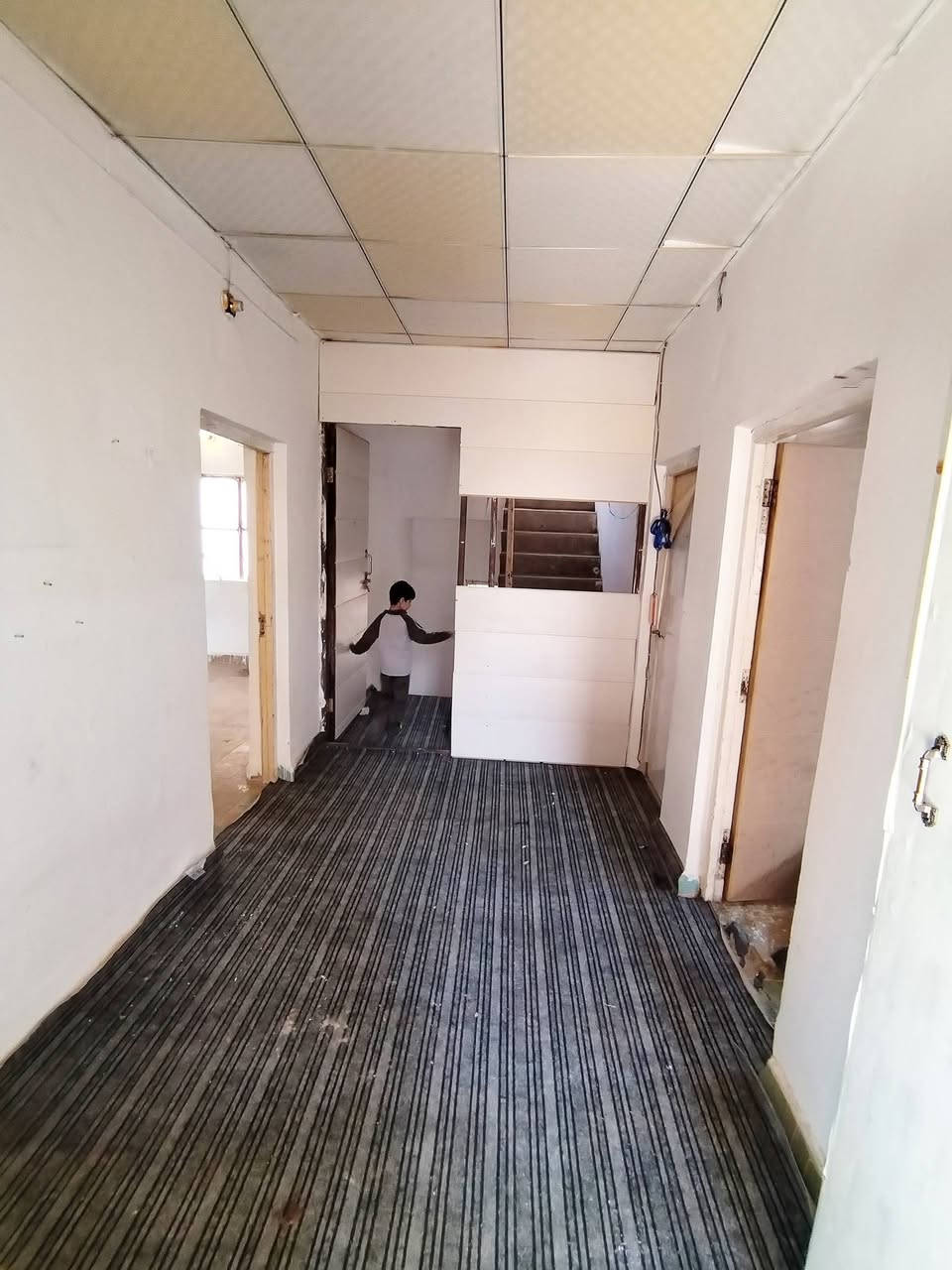 طابقين
المساحة 220 متر

يحتوي 4 غرف نوم
توجد غرفة جبيرة طولها 9 متر

مطبخين
حمامات ومرافق
استقبال
ديوانية
كيزر ماطور
كراج للسيارة
حديقة
سقيفة
سطحين
تانكين طنيين
كهربائيات مجاري سليمة....

العنوان // الجنينة / قرب السوك/ شارع مصلحة
***********
