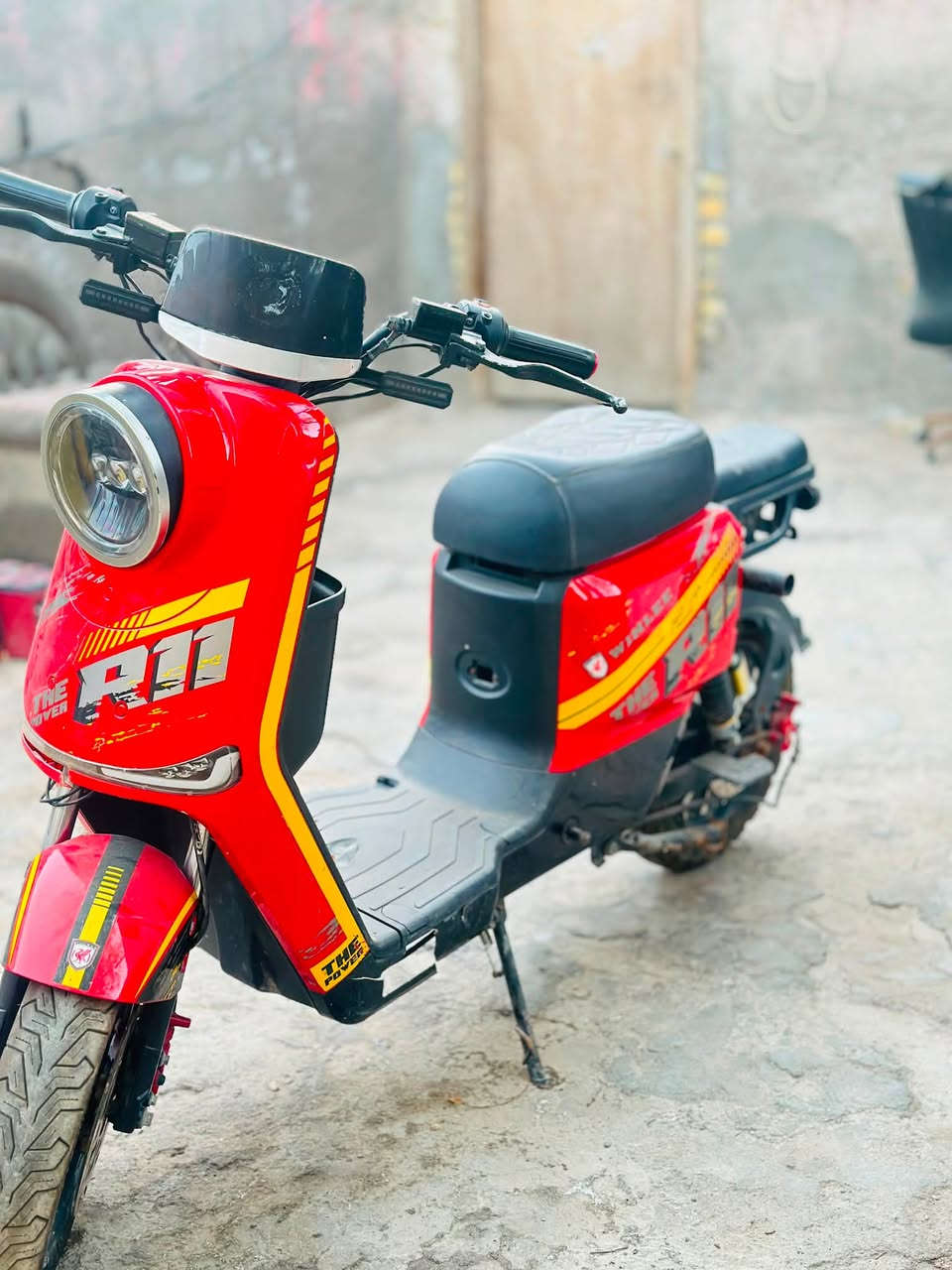 R11
سرعتها 100
بسعر مناسب كلش
عوزها بطاريات بس 
جانت متروكه 
شراي راسلني واتساب ***********

