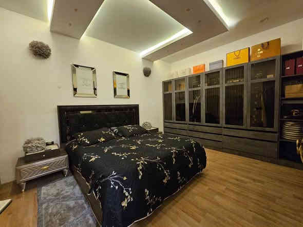 کوردی - عرەبی  
___________
بیت VIP للبیع في منطقة هاواری شار 

▫️٢٣٠ متر 
▫️قریب شارع کویە
▫️مقابل بوابە 
▫️٥ نوم 
▫️٣ حمام
▫️مکنسة کهربائة مرکزیة
▫️سیستم شوفاج
▫️الارض کامل خشب
▫️کاونتر مع بیت 
▫️السعر ١٨٥،٠٠٠ $ یعدل ١٨ شدات و  ٥٠٠٠$ زائد معاملە
--------
خانووی VIP  بۆ فرۆشتن لە هەواری شار 

▫️٢٣٠ مەتر 
▫️نزیک شەقامی کۆیە 
▫️بەرامبەر بەوابە 
▫️٥ ژووری نوستن 
▫️٣ حەمام
▫️گسکی کارەبایی مەرکەزی
▫️سیستەمی شوفاز
▫️ئەرزی پارکێت
▫️کەوەنتەری لەگەڵدایە
▫️نرخی ١٨٥،٠٠٠ $ دەکاتە ١٨ دەفتەر و ٥٠ وەرەقە و  مامەلە

رقم الاتصال او واتساب
0777 436 4633
0782 127 8772
